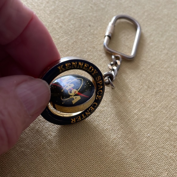 KENNEDY SPACE CENTER KEY RING - Picture 2 of 3